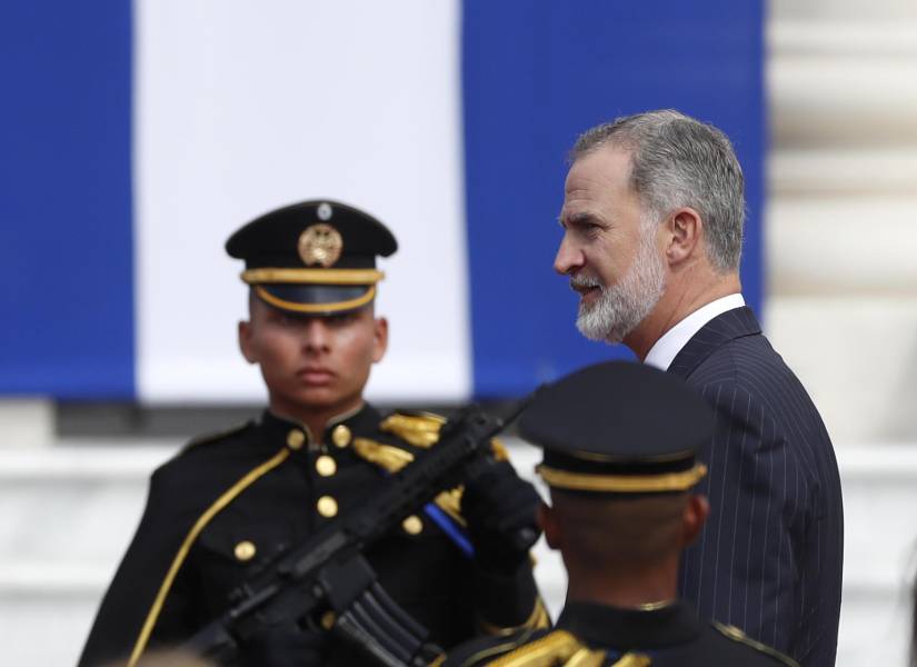 El rey Felipe VI saluda a su llegada para participar en la ceremonia de investidura del presidente salvadoreño, Nayib Bukele.