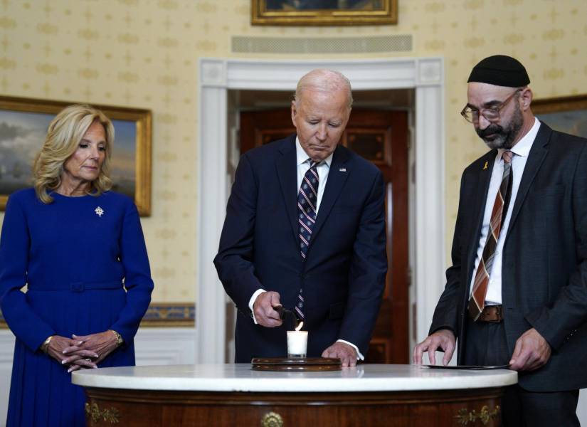 El presidente de Estados Unidos, Joe Biden, junto a la primera dama, Jill Biden, acompañados por un rabino participan en el encendido de velas por el aniversario