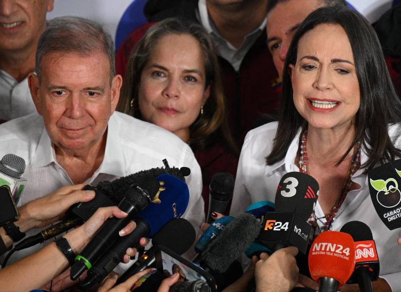 La líder de la oposición venezolana María Corina Machado (R) habla con los medios de comunicación junto al candidato presidencial de la oposición Edmundo González Urrutia mientras espera los resultados de las elecciones presidenciales.