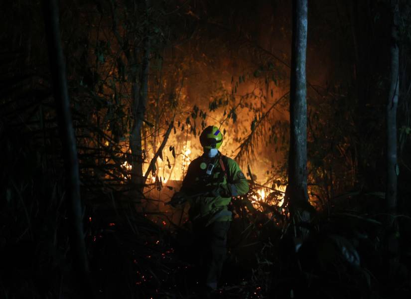 Un voluntario trabaja para apagar un incendio forestal, este sábado en San Javier (Bolivia).