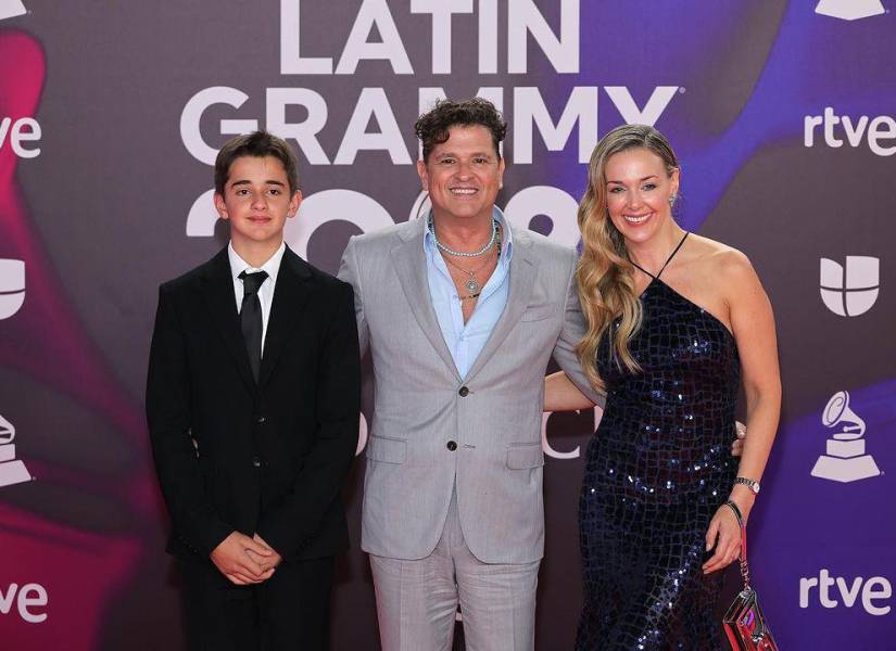Carlos Vives junto a su hijo y esposa en los Latin Grammys 2023.