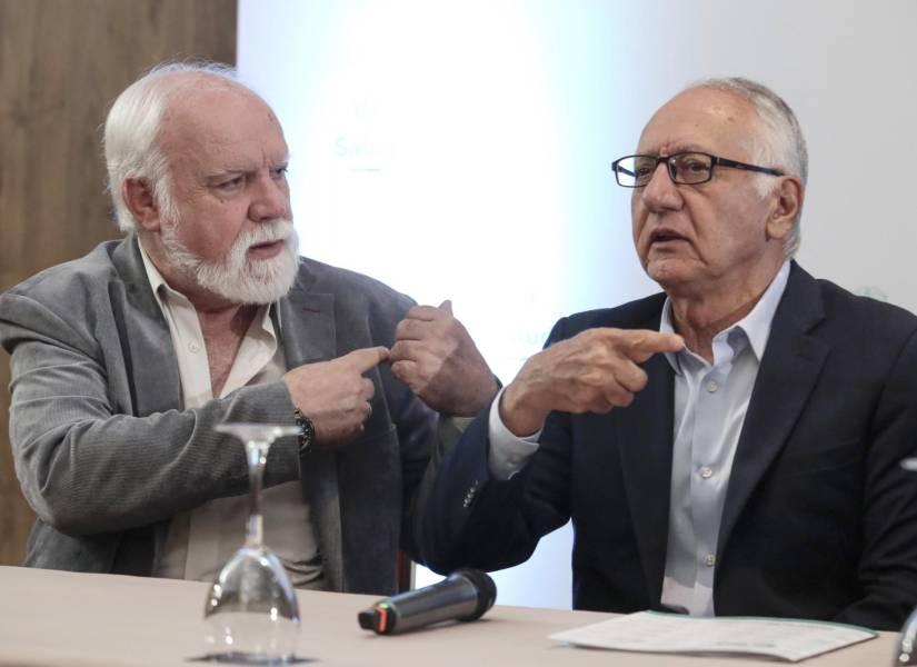 El ministro de Salud y Protección Social de Colombia, Guillermo Alfonso Jaramillo, junto al director de la Administradora de los Recursos del Sistema General de Seguridad Social en Salud (ADRES), Félix León Martínez.