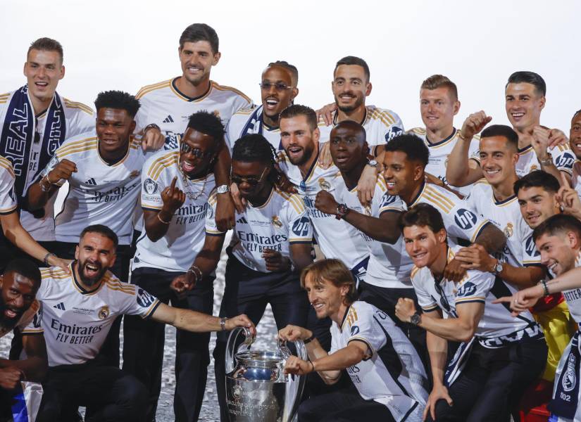 Los jugadores del Real Madrid durante la celebración este domingo en la Plaza de Cibeles con los aficionados blancos su victoria en la final de la Liga de Campeones.