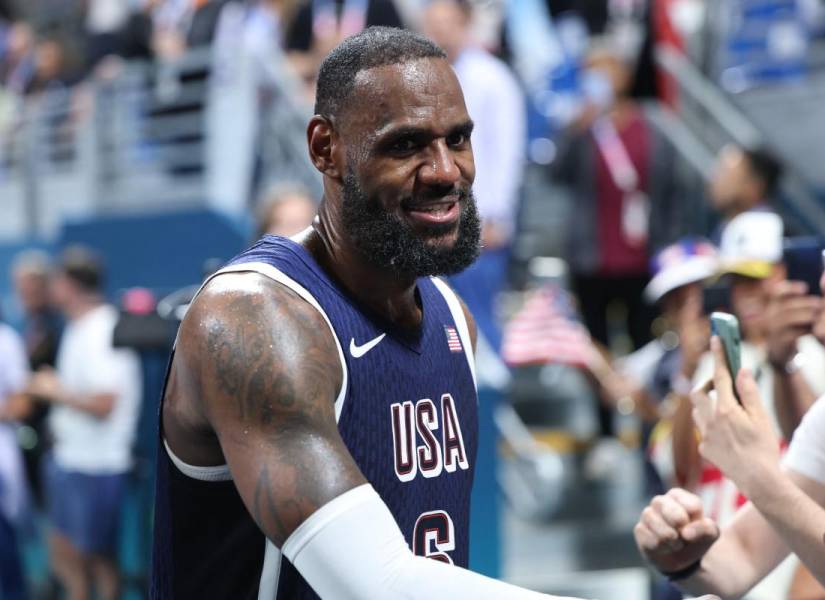 LeBron James celebra la victoria de Estados Unidos sobre Serbia en los Juegos Olímpicos de París 2024