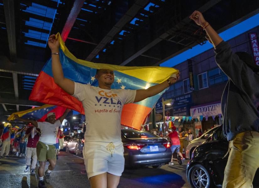 Ciudadanos venezolanos se reúnen a la espera de los resultados de las elecciones presidenciales de Venezuela, en la Av. Roosevelt, este domingo, en Nueva York (EEUU).