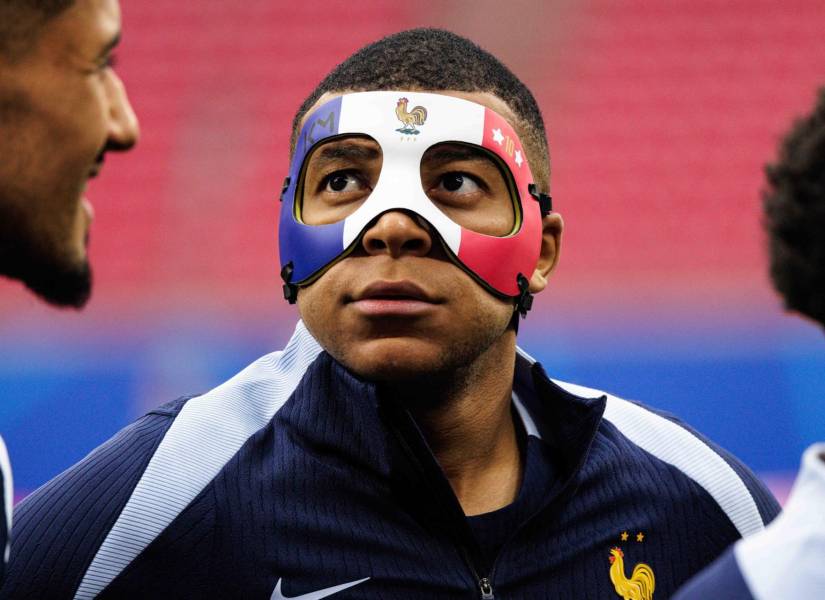 Kylian Mbappé usa una máscara para entrenar con Francia.