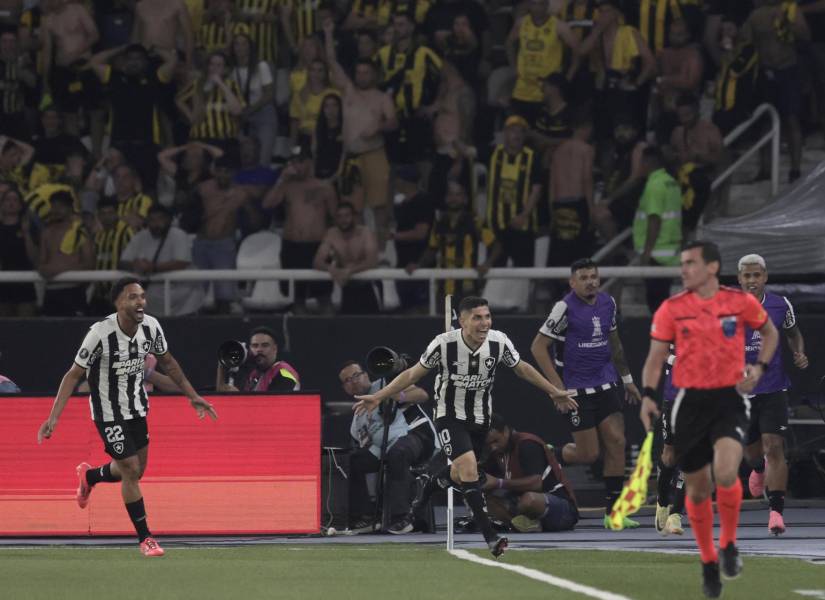 Jefferson Savarino (c) de Botafogo celebra un gol ante Peñarol este miércoles, en un partido de la Copa Libertadores