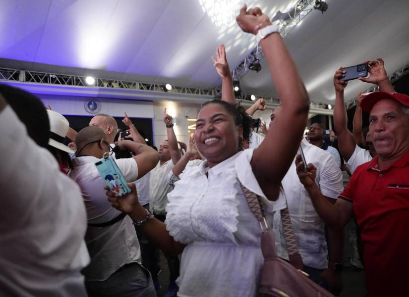 Simpatizantes del Partido Revolucionario Moderno (PRM), reaccionan al conocer los primeros datos oficiales de las elecciones este domingo en Santo Domingo, República Dominicana.