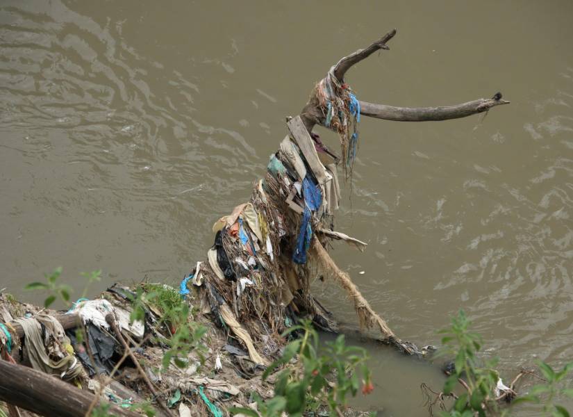 Imagen de archivo de la contaminación registrada en el río Machángara, en el sector del Recreo, sur de Quito.