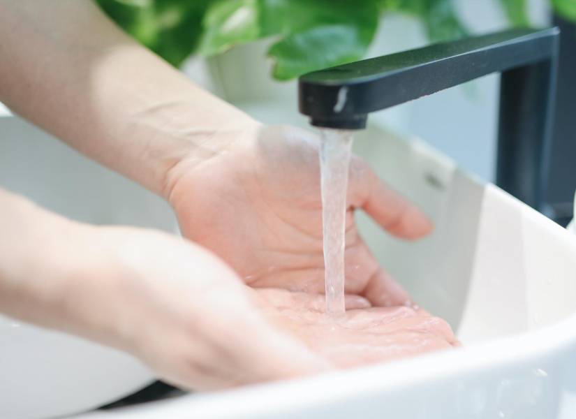 Imagen de una persona lavándose las manos.