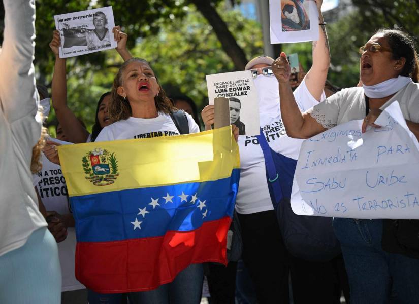 Familiares de personas detenidas participan en una manifestación para exigir su liberación frente a la Fiscalía General en Caracas.