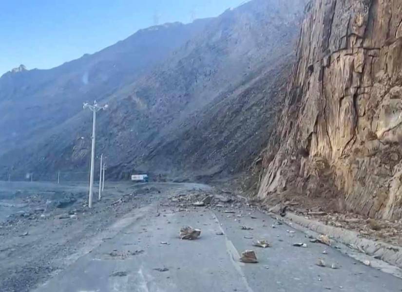 Este fotograma de un vídeo de contenido del 7 de enero de 2025 muestra rocas en una carretera cerca de la autopista nacional de Shigatse, en el Tíbet chino, tras el terremoto que sacudió la zona.