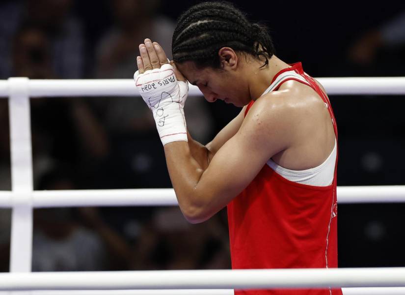 SEINE-SAINT DENIS, 03/08/2024.- La boxeadora argelina Imane Khelif (rojo) celebra su victoria ante la húngara Anna Luca Hamori en su combate de boxeo femenino de cuartos de final, categoría 66kg, de los Juegos Olímpicos de París 2024, en North Paris Arena de Seine-Saint Denis. EFE/ Miguel Toña