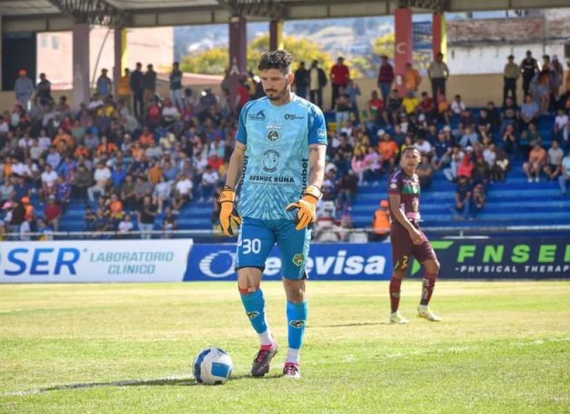 Jorge Pinos en un partido con Mushuc Runa