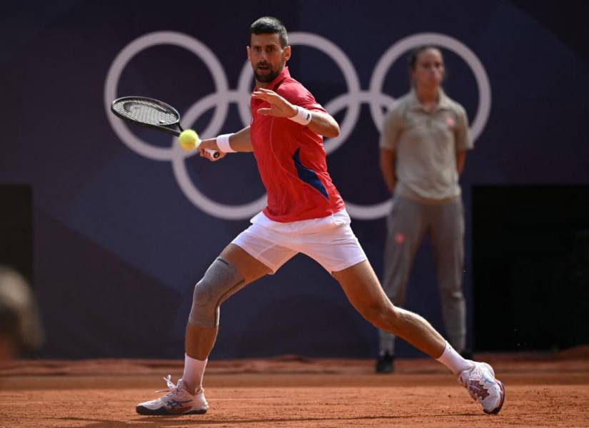 Novak Djokovic durante la final de tenis ante Carlos Alcaraz en París 2024