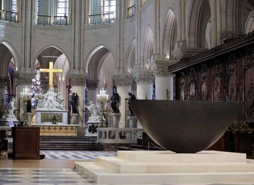 Vista interior de la nave principal de Notre Dame, donde las limpiezas revelaron la belleza de sus piedras originales.