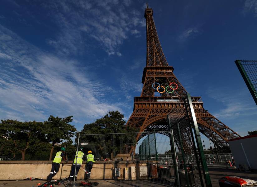 Una vista panorámica de la Torre Eiffel en París, adornada por los anillos olímpicos.