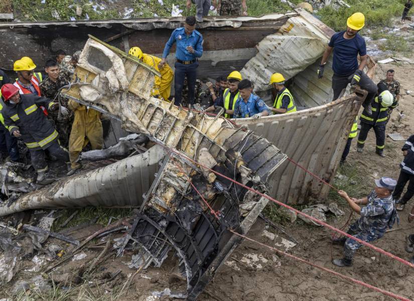 Operaciones de rescate en el lugar del accidente aéreo.