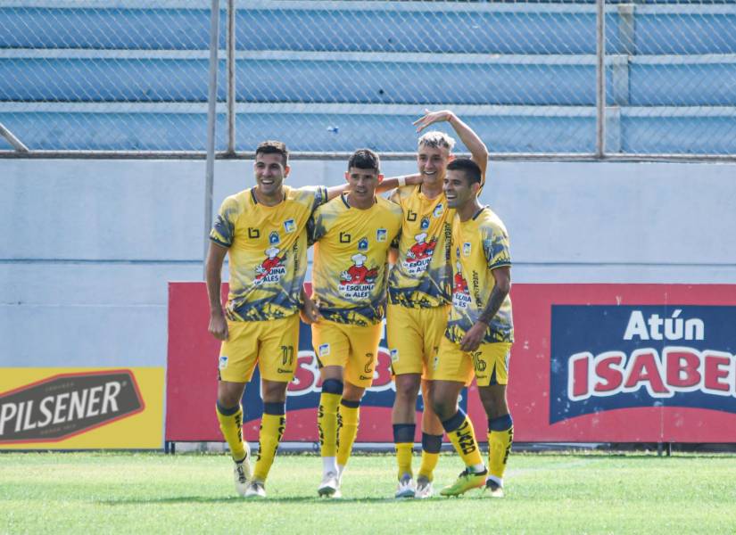 Jugadores de Delfín celebra la victoria sobre Cumbayá en la fecha 15 de la Liga Pro