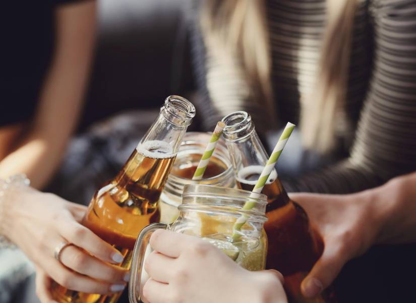 Imagen referencial: Jóvenes con bebidas alcohólicas.