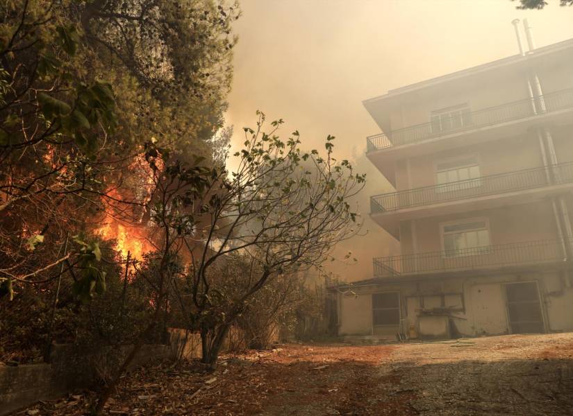 Incendio cerca de unos domicilios en Grecia