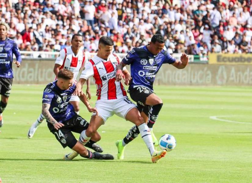 Jugadores de IDV y LDUQ disputando el balón.