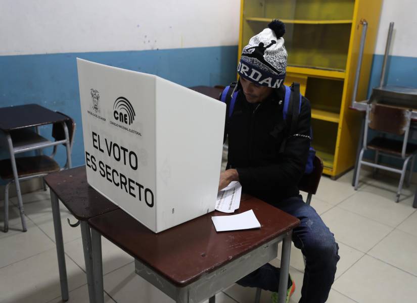 Una persona acude a votar para la jornada de elecciones generales en Quito