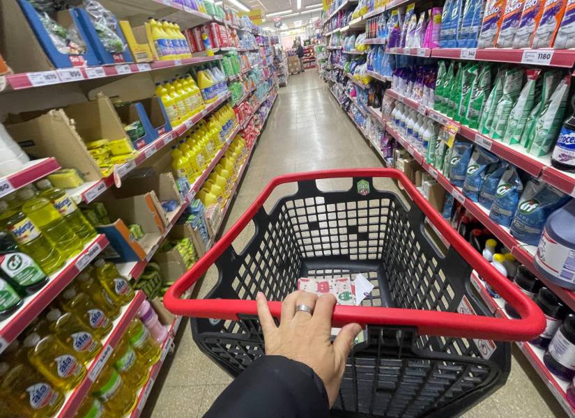 Una persona realiza compras en un supermercado este martes en Buenos Aires (Argentina).