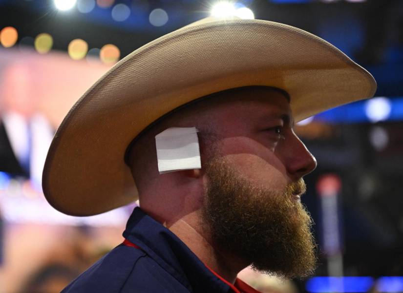 Un delegado republicano usa una gasa en su oreja, como la que Trump uso luego del atentado.