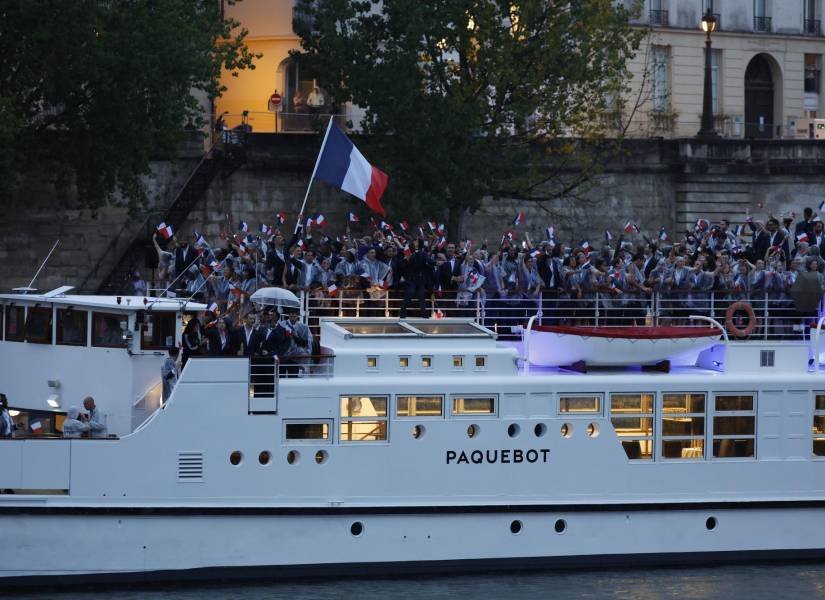 La delegación de Francia desfila por el río Sena, durante la ceremonia de inauguración de los Juegos Olímpicos de París 2024