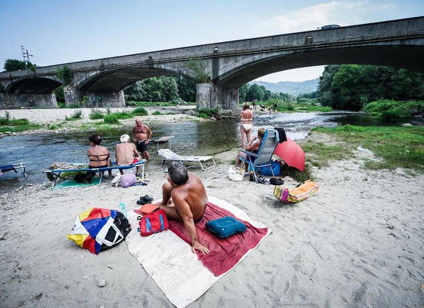 Turineses combaten el calor a orillas del río Orco.