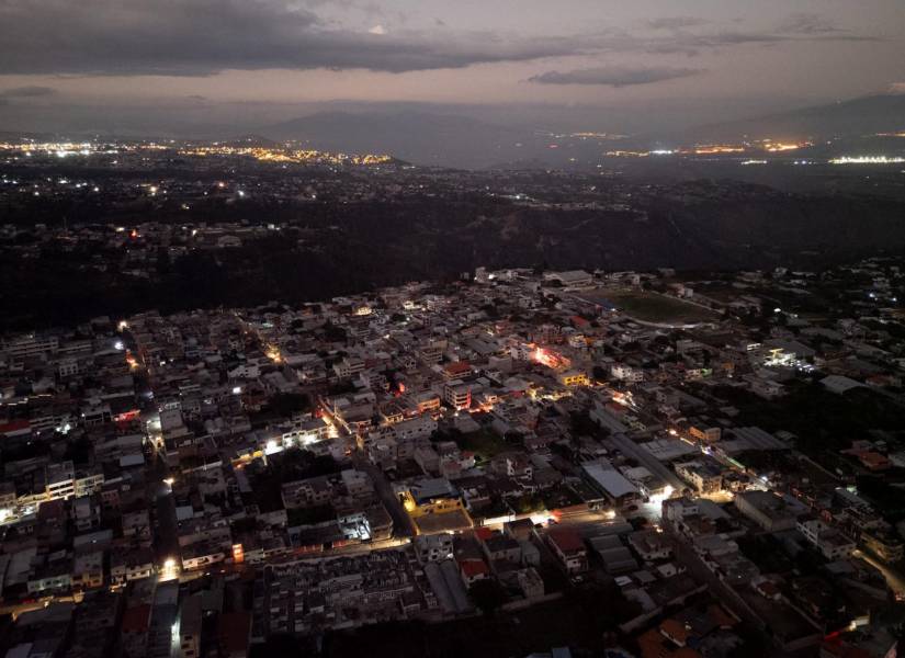 Imagen aérea de Quito durante un apagón este viernes 25 de octubre.