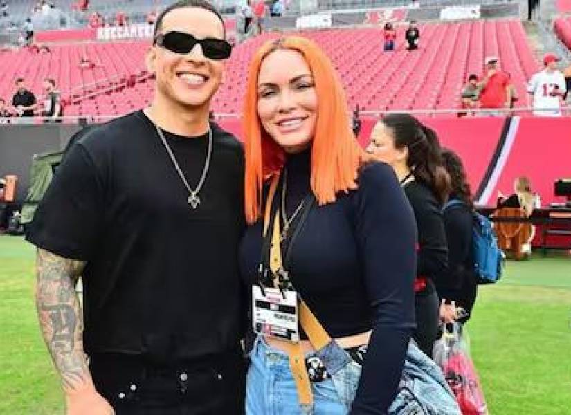 Fotografía de Daddy Yankee junto a su exesposa Mireddys González