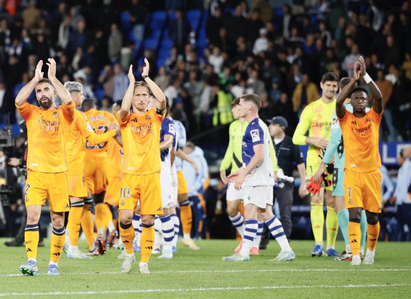 Los jugadores del Real Madrid aplauden a la afición en la victoria ante la Real Sociedad.