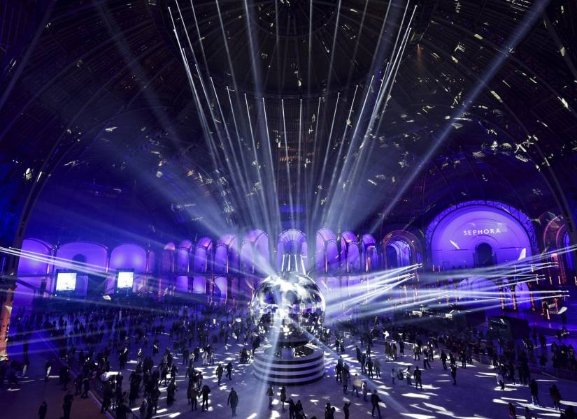 Un grupo de personas patina en la pista de hielo cubierta más grande del mundo, en el Grand Palais de París, el 14 de diciembre de 2024.