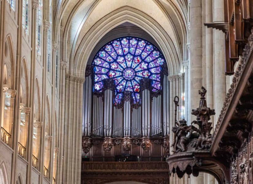 La emblemática fachada de Notre Dame, iluminada en la antesala de su reapertura al público mundial.