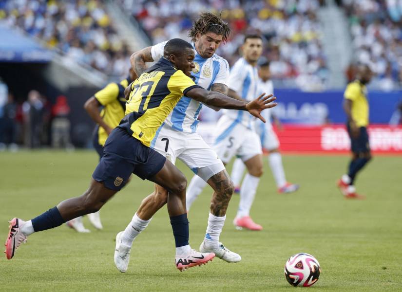 Moisés Caicedo (i) frente a Rodrigo de Paul durante un amistoso entre Ecuador y Argentina.