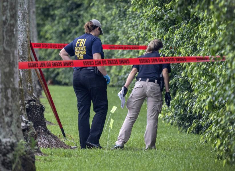 Imagen de archivo de oficiales del FBI en el Trump International Golf Club, en West Palm Beach, Florida, EE. UU. lugar donde Ryan Routh atentó contra la vida de Donald Trump en septiembre.