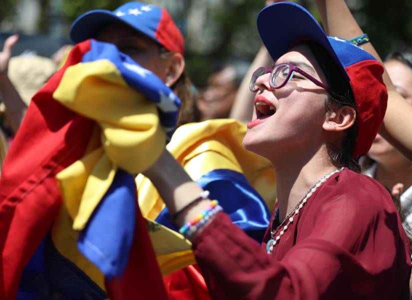 Seguidores del líder opositor venezolano Edmundo González Urrutia reaccionan durante la visita de González Urrutia a la Casa Rosada este sábado, en Buenos Aires.