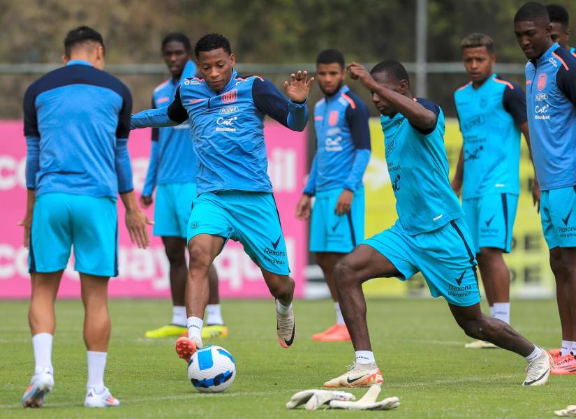 La selección de Ecuador realizó el primer entrenamiento con el plantel completo para el partido ante Paraguay.