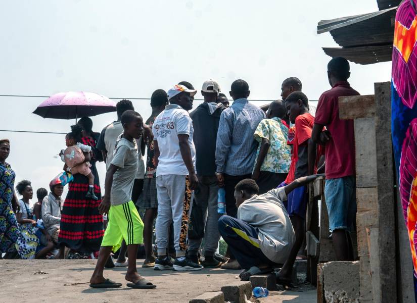 Familiares de reclusos esperan afuera de la prisión central de Makala en Kinshasa, República Democrática del Congo.