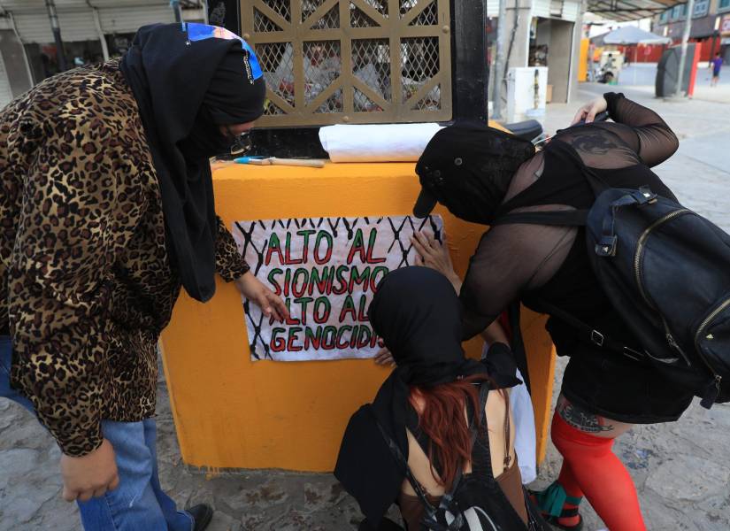 Activistas del Frente Binacional por la Libertad de Palestina, protestan en el puente Internacional Paso del Norte de Ciudad Juárez en Chihuahua (México).