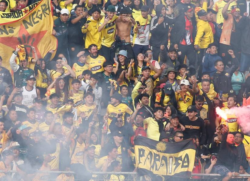 Los hinchas de Barcelona SC lanzaron objetos ante el Aucas.