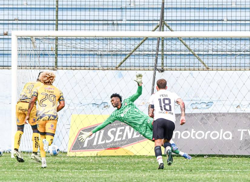 José Angulo le hace un gol de penal a Alexander Domínguez, portero de Liga de Quito