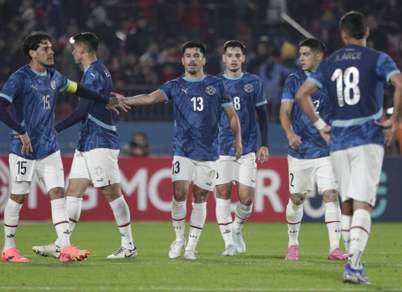 Jugadores de Paraguay se saludan al final de un partido amistoso internacional ante Chile