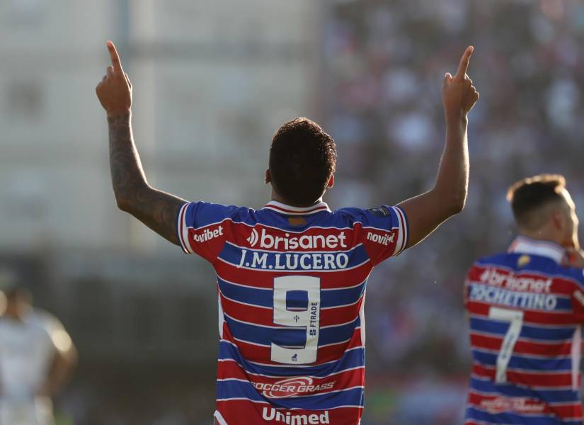 Juan Martín Lucero de Fortaleza celebra un gol en la final de la Copa Sudamericana