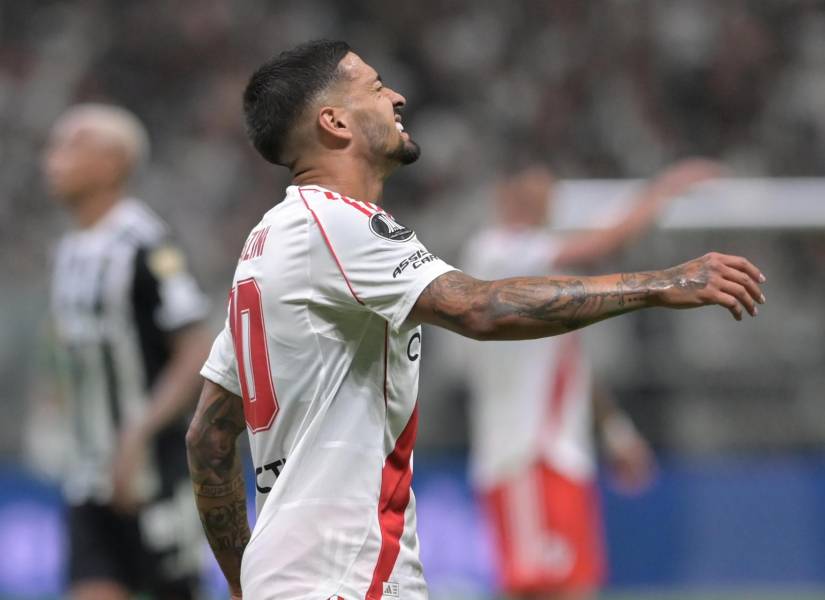 Manuel Lanzini de River reacciona este martes, en un partido de las semifinales de la Copa Libertadores entre Atlético Mineiro y River Plate en el estadio Arena MRV en Belo Horizonte