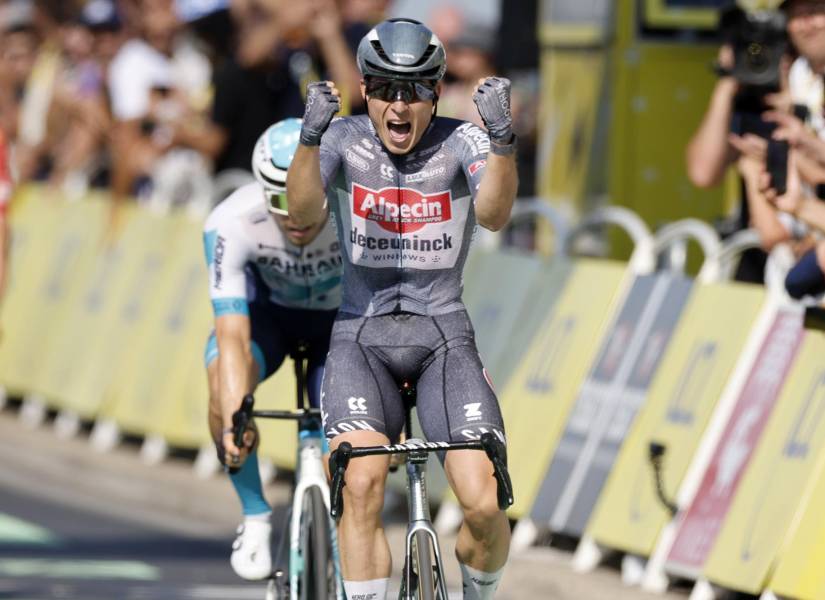 El belga Jasper Philipsen se impuso por tercera vez en esta edición del Tour con final en Nimes Francia.