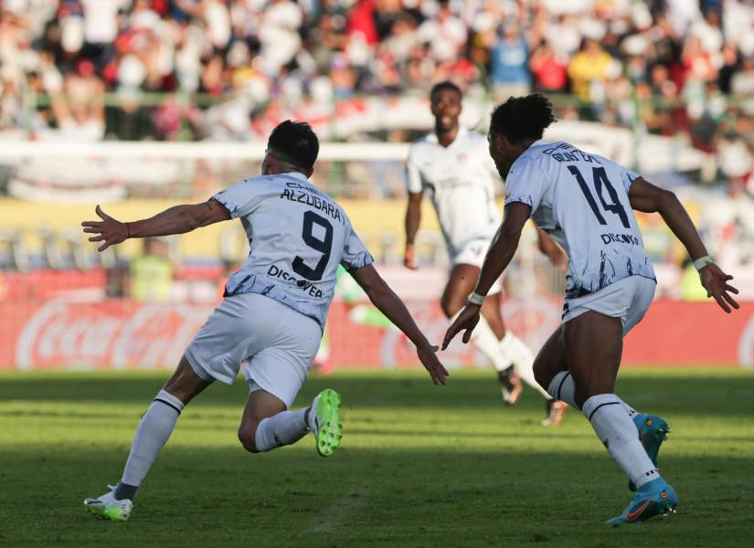 Lisandro Alzugaray (i) de LDU Quito celebra un gol en la final de la Copa Sudamericana