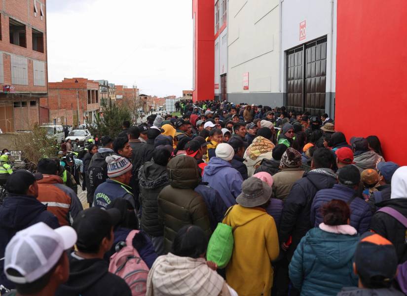 Cientos de aficionados bolivianos hacen fila para conseguir un boleto para el juego entre Bolivia y Colombia.